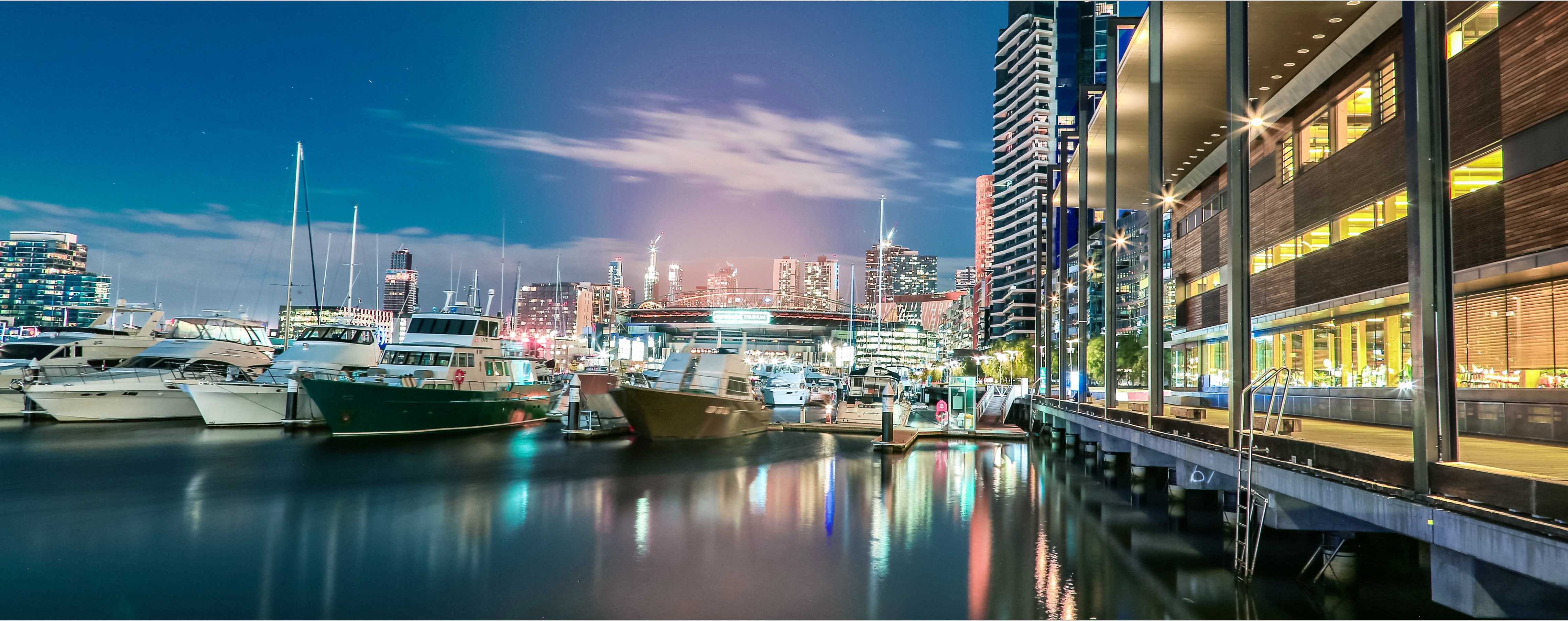 Barcos en el puerto deportivo por la noche mediante una interfaz de usuario digital
