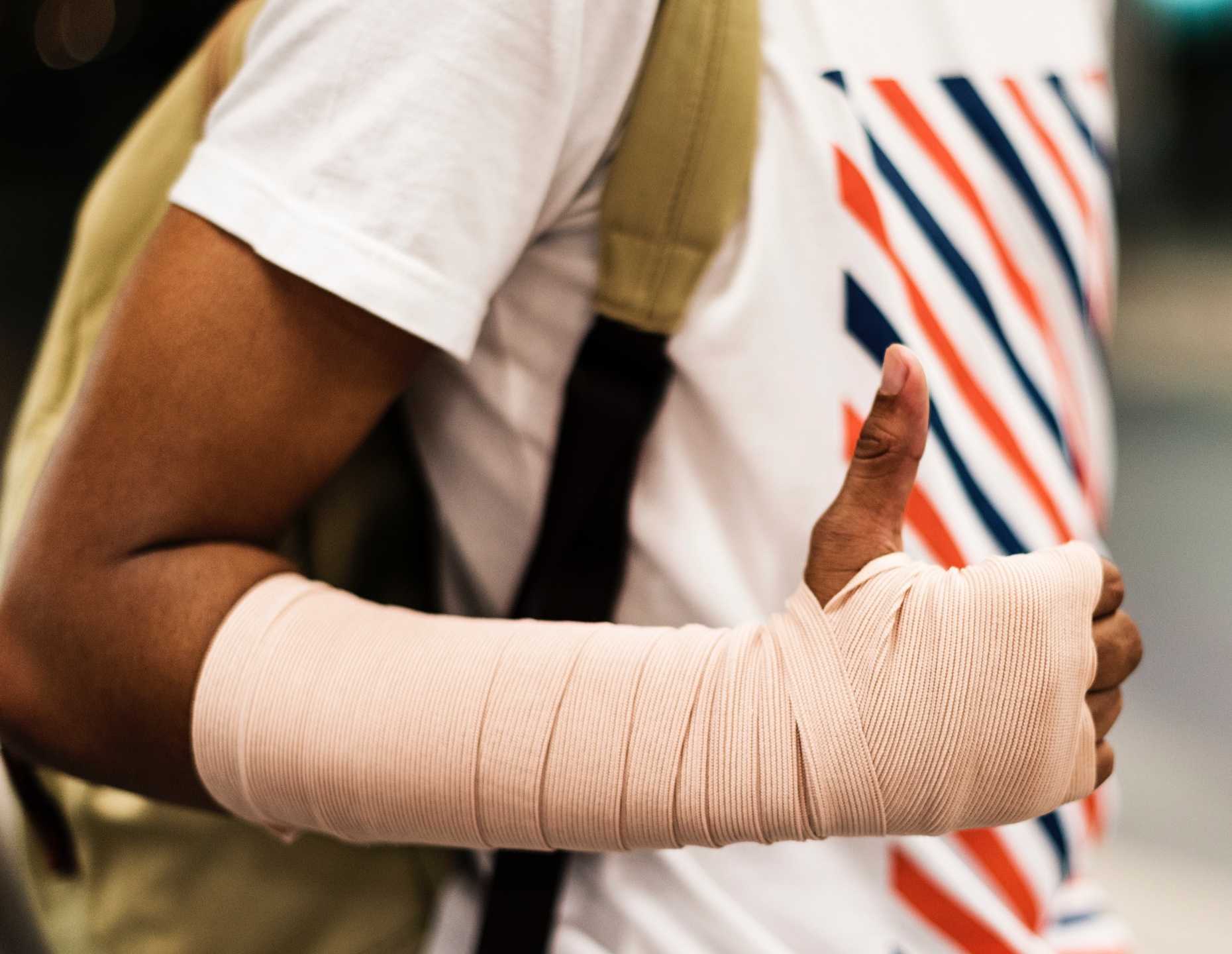 Primer plano del brazo lesionado para la aplicación móvil de notificación de incidentes