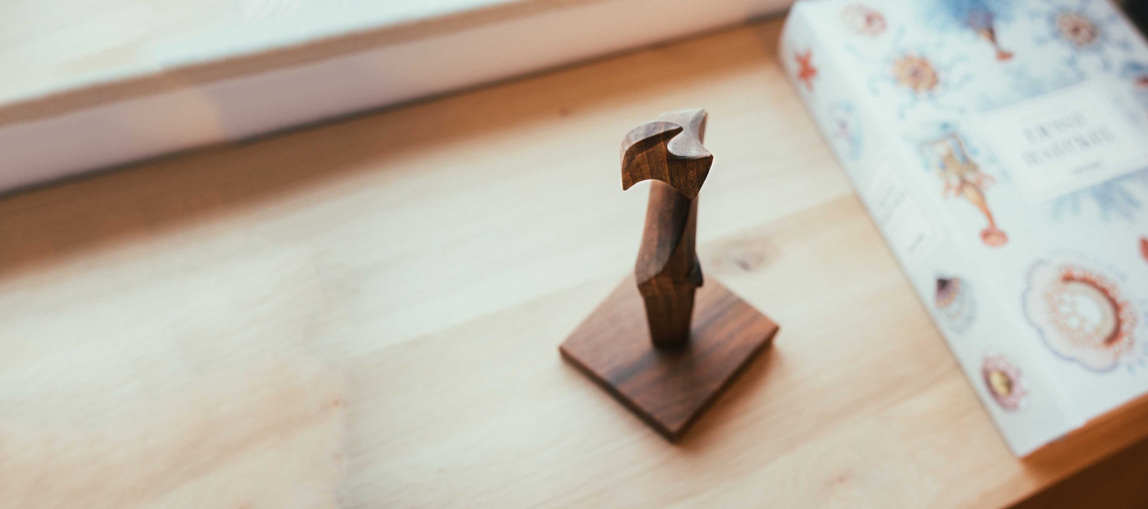 Una figura de madera sobre un escritorio