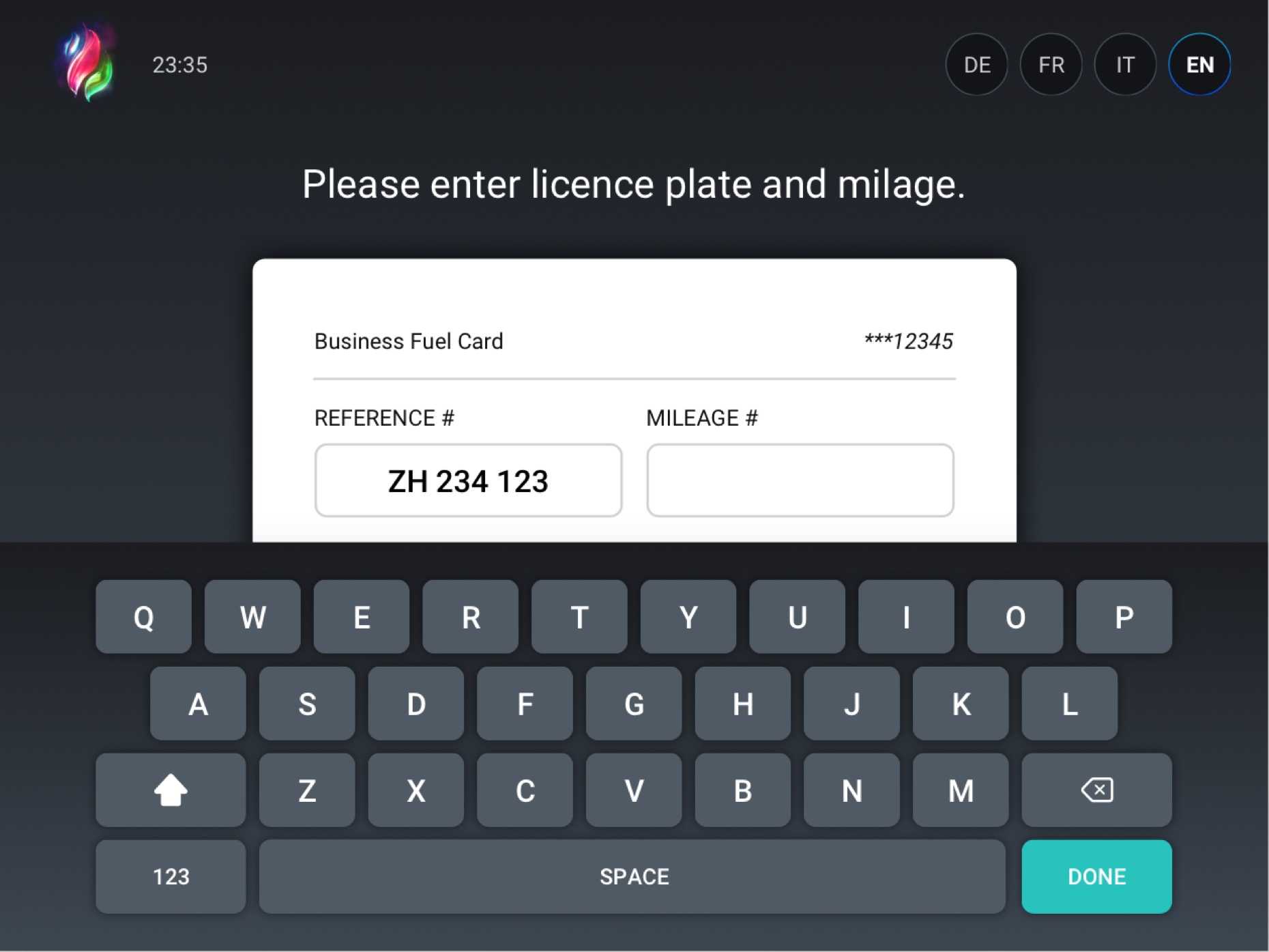 Detalle de la experiencia de usuario cuando los usuarios envían los datos de la tarjeta en la interfaz de autopago.