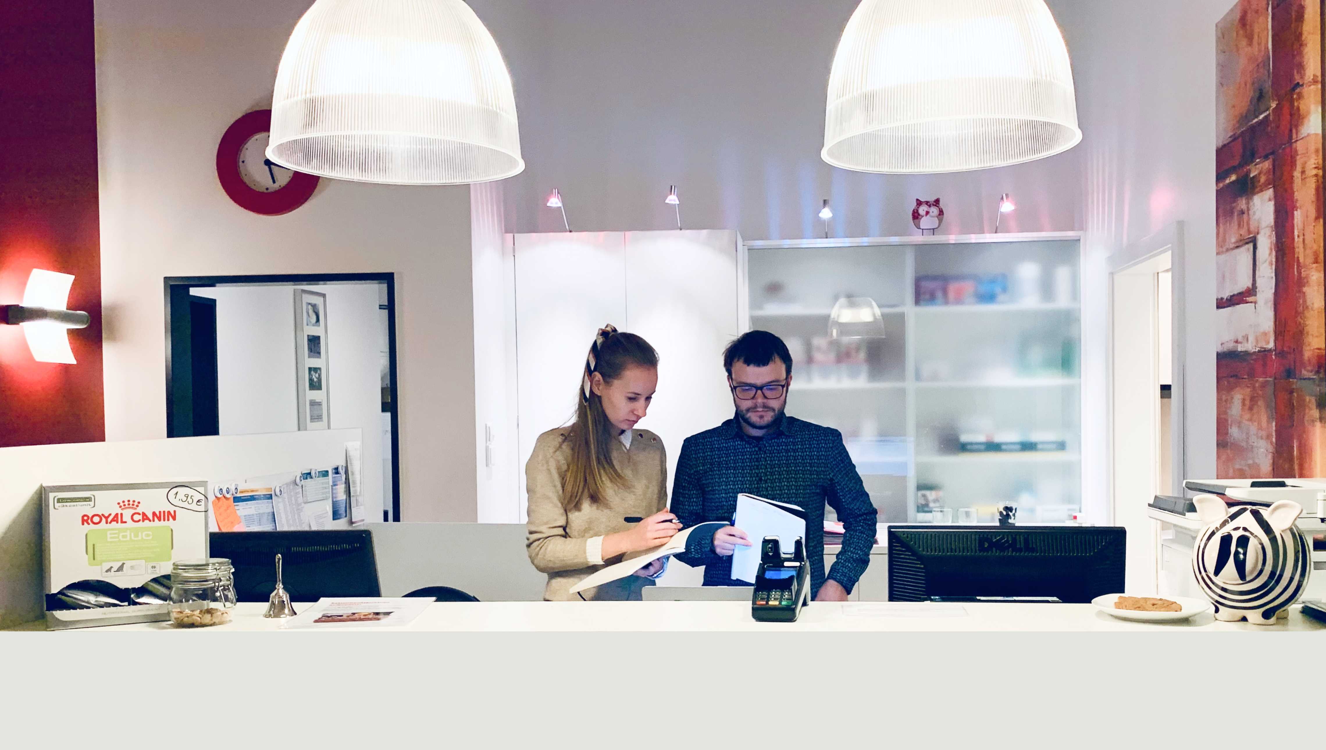 Hombre y mujer en la recepción de una clínica española durante un estudio de usuarios