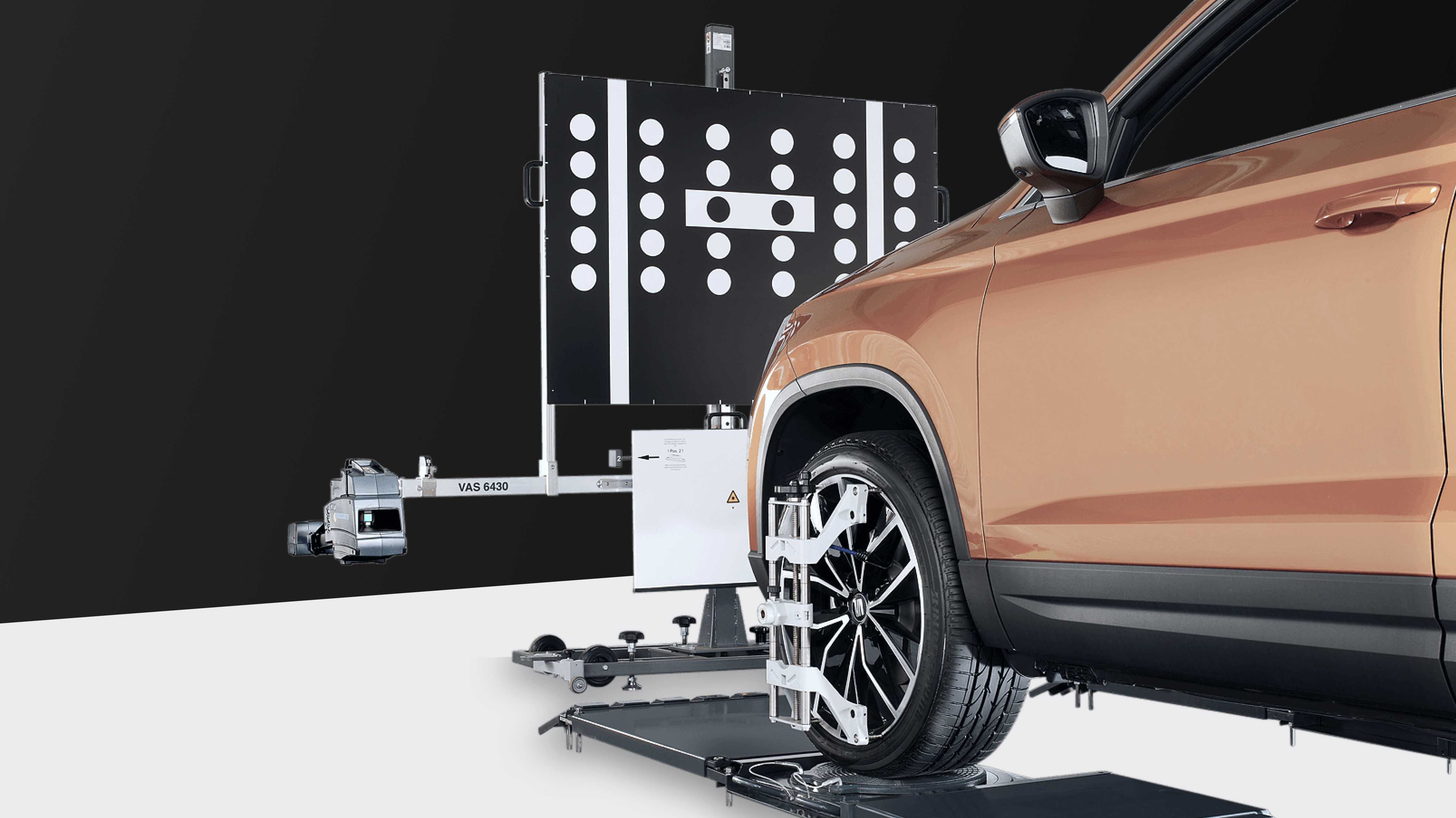 Cubierta de estudio de caso con coche montado en equipo de calibración de ruedas con interfaz de usuario que muestra el resultado de la medición.